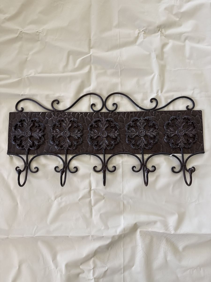 Metal wall hanger w hooks