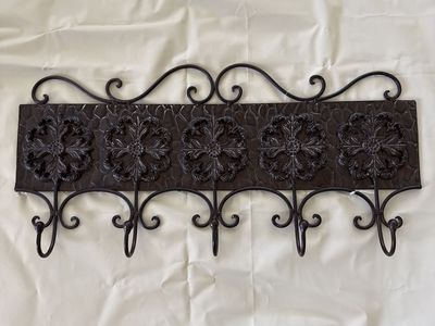 Metal wall hanger w hooks