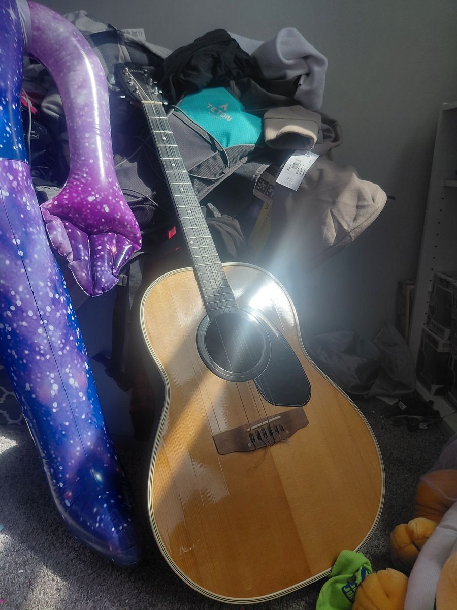 Applause guitar (350 retail price)