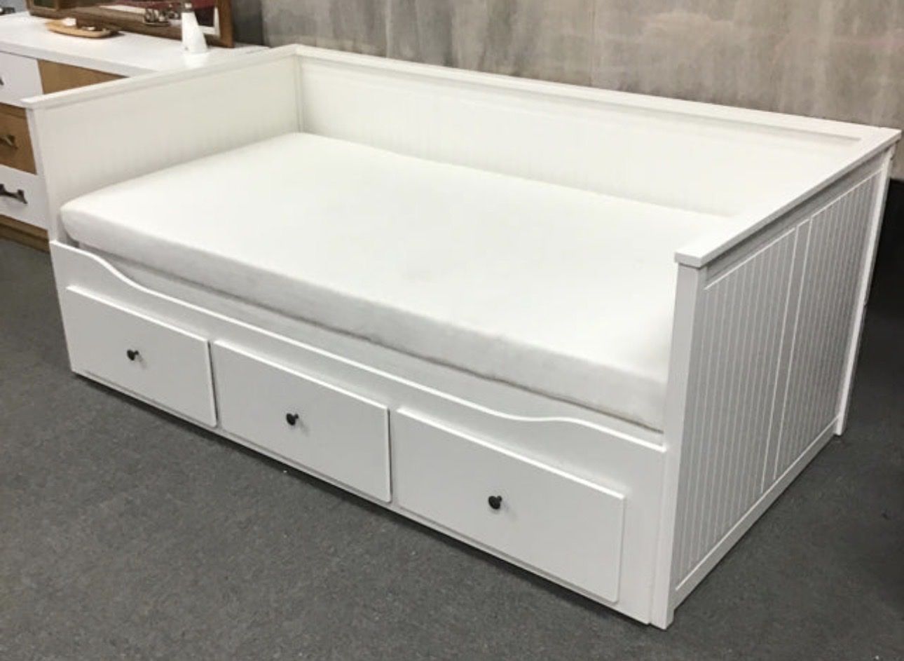 IKEA Hemnes Daybed White Twin with 3 Drawers - Mattress Included