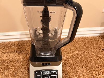 Ninja Professional 1000W Countertop Blender with 72 oz Pitcher