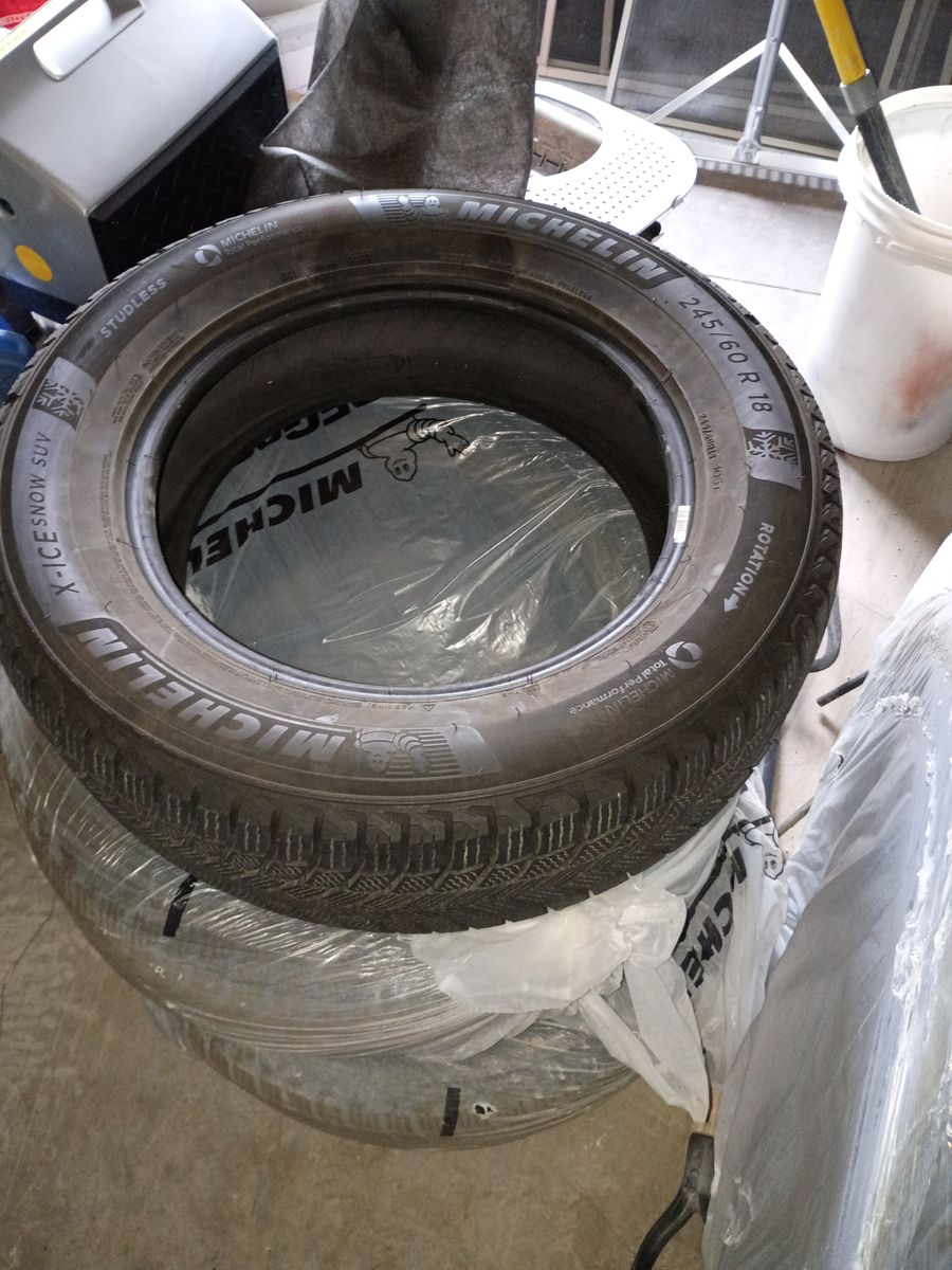Winter tires Ford suv like new top line 4 tires