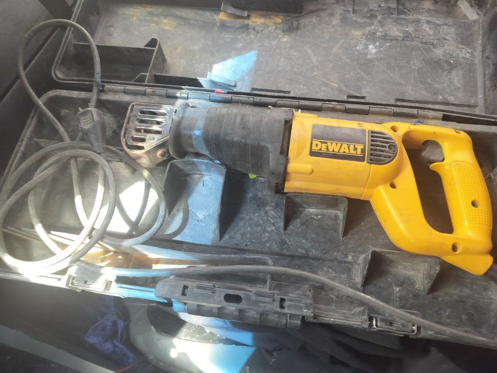 Dewalt DW303M Reciprocating Saw with Hard Case