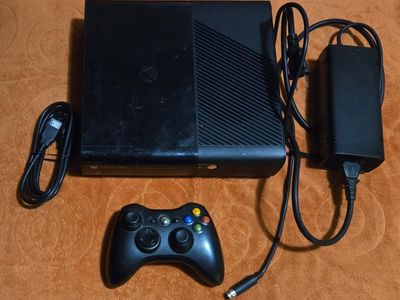 4gb Xbox 360 E console with 1 controller! trades considered!