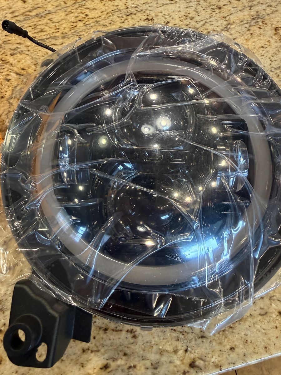 Quake Jeep JL/JT 9" Headlight with DRL, Sequential Turns and RGB Accent