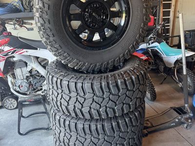35x12.50r18 cooper discoverer stt pro 18x9 weld stealth black