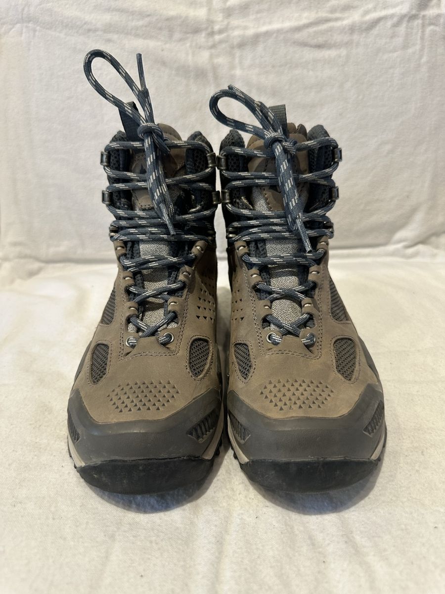 Vasque women’s size 7 beige/gray leather and textile goretex mid hiking boots
