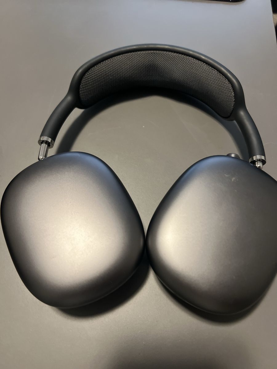 Apple AirPods Max Over-Ear Noise-Cancelling Headphones - Space Gray with Smart Case