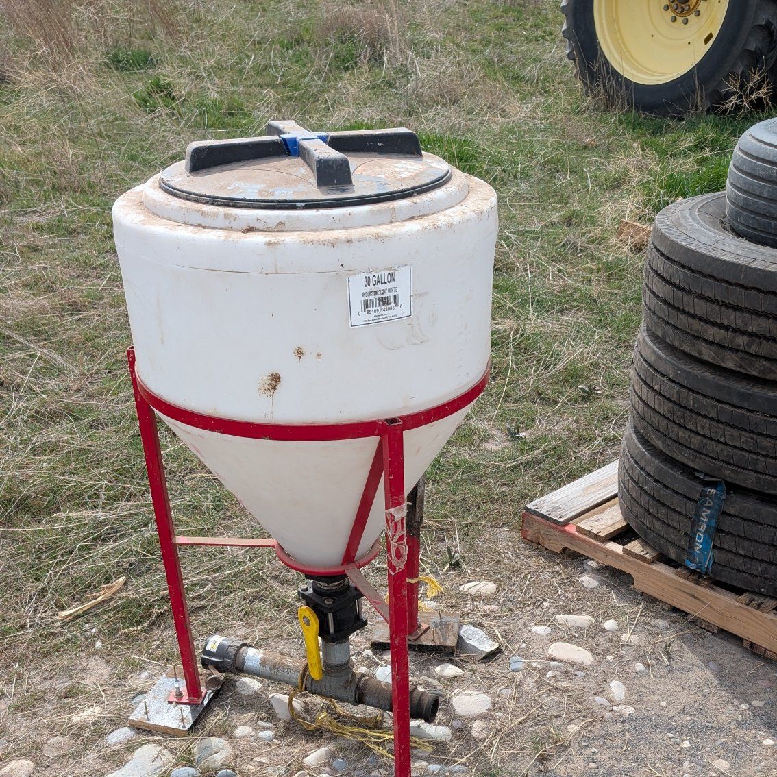 Cone mixing tank