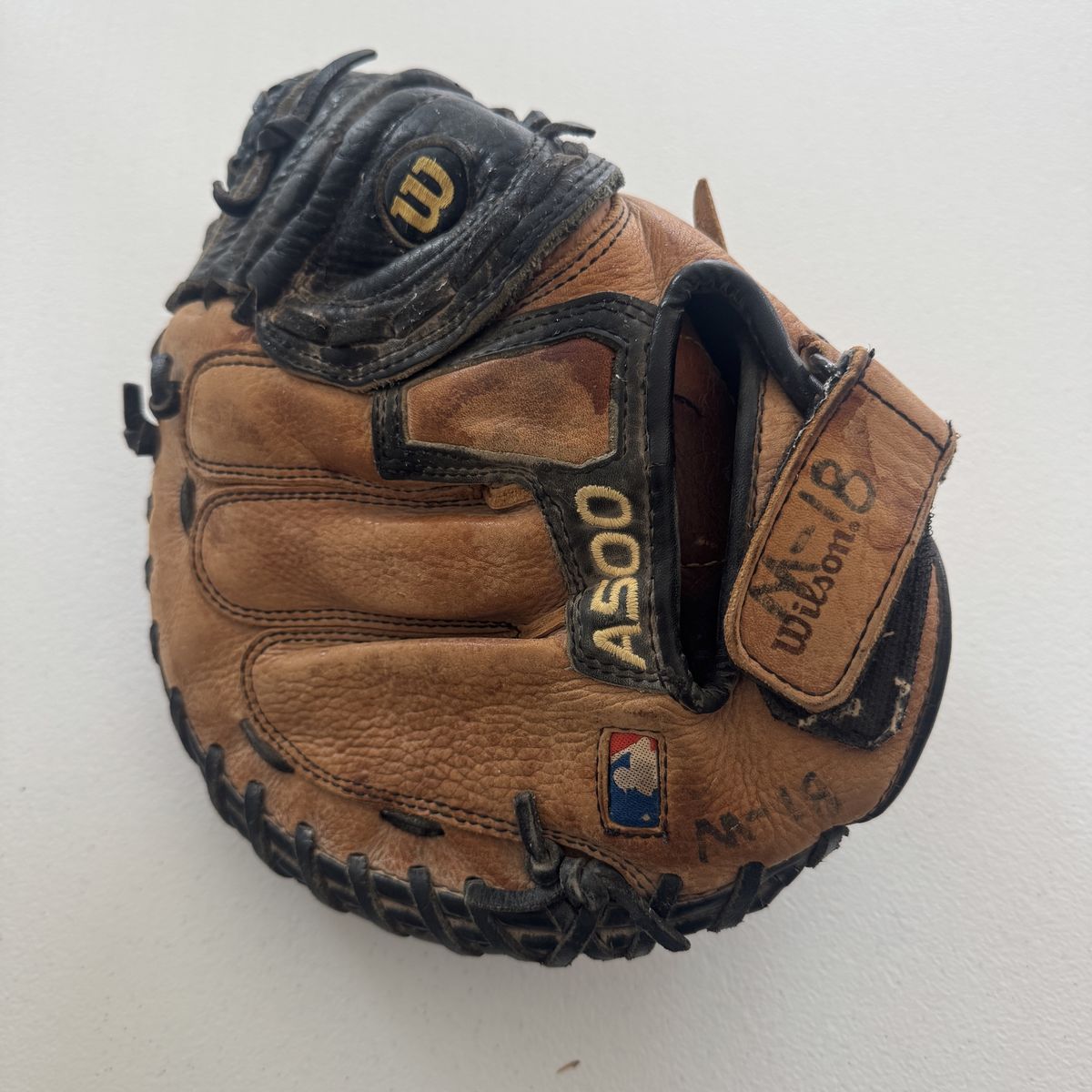 Wilson A500 M-18 Baseball Catchers Mitt Glove Tan Black Leather Youth