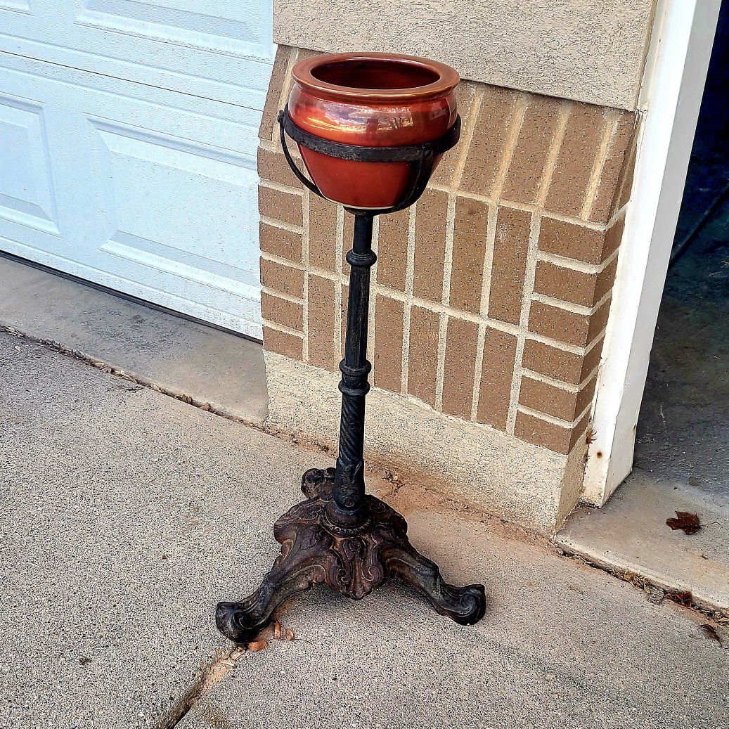 Metal Plant Stand+Pot