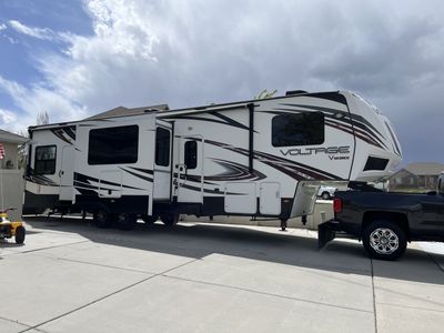 Super clean 2014 Dutchmen Voltage 3605 toy hauler