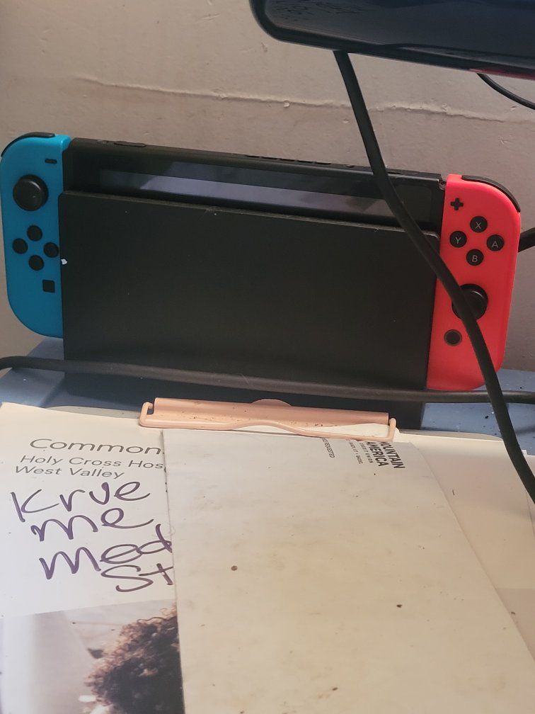 Nintendo Switch Barely Used, comes with Dock and controllers and 2 games