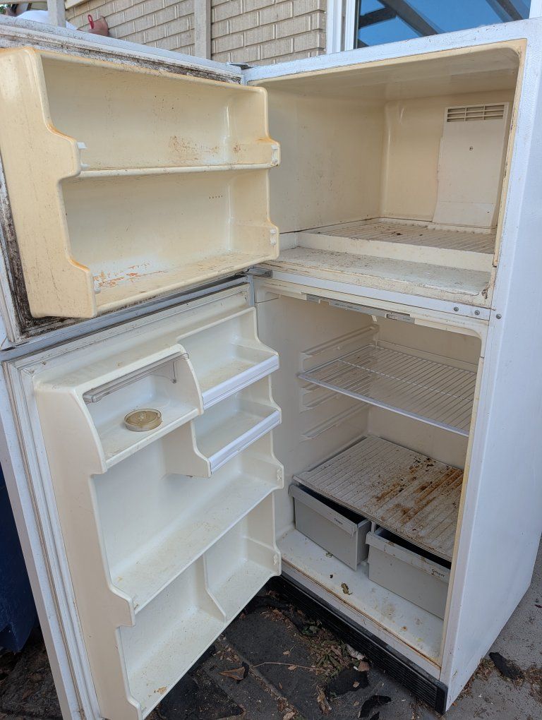 Frigidaire White Top Freezer Refrigerator - Needs Cleaning