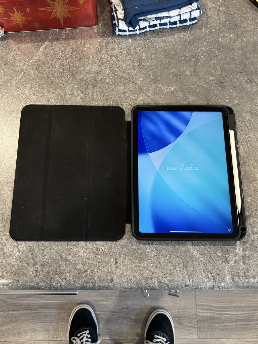 Apple iPad 10th Gen 64GB Wi-Fi Only 10.9in W/Apple Pen & Case (A2696)