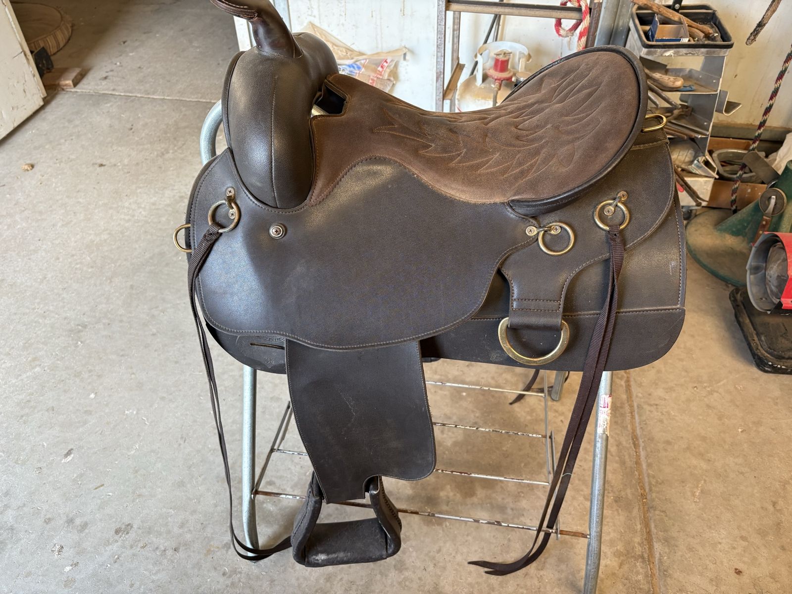 Trail saddle, 16.5 in seat.
