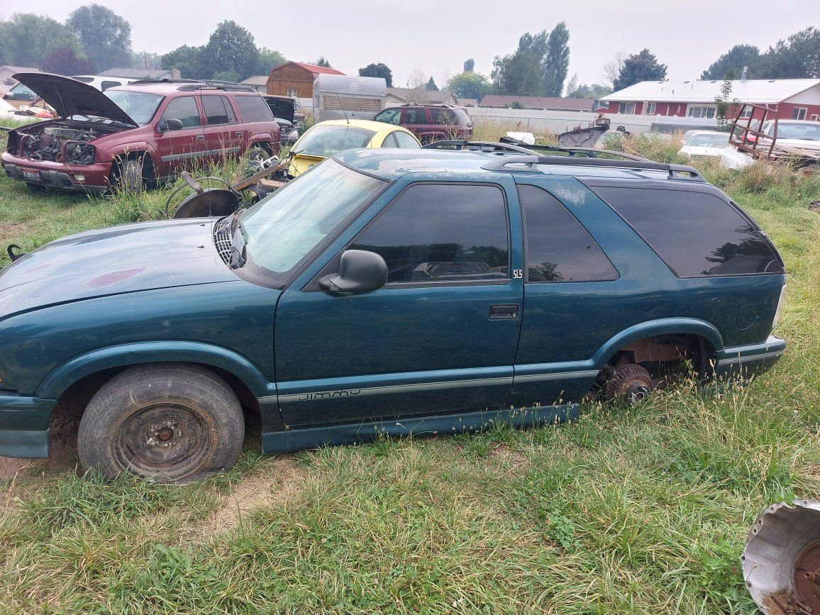 parts car or parting out 1996 s10 blazer 2 door gmc jimmy v6 4.3,automatic  lowered 2wd