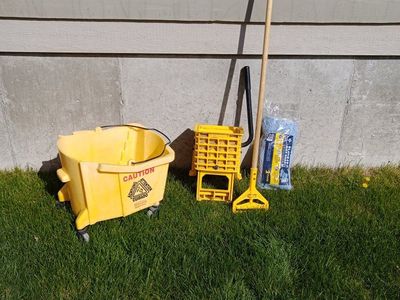 Commercial Mop Bucket with Wringer