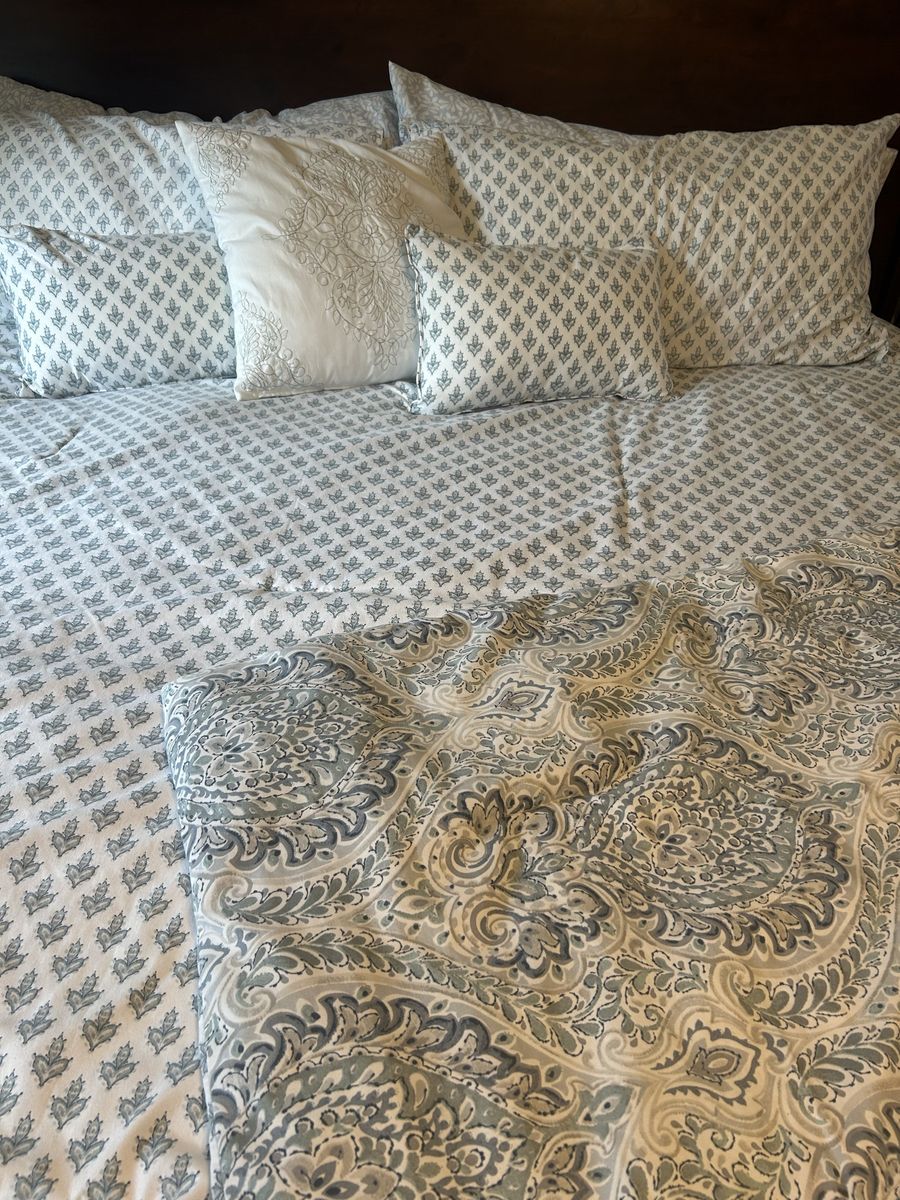 King Bed Set And Pillows