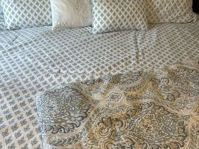 King Bed Set And Pillows