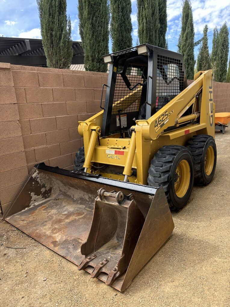 Year 1998 Gehl Skidsteer Model 4625 SX