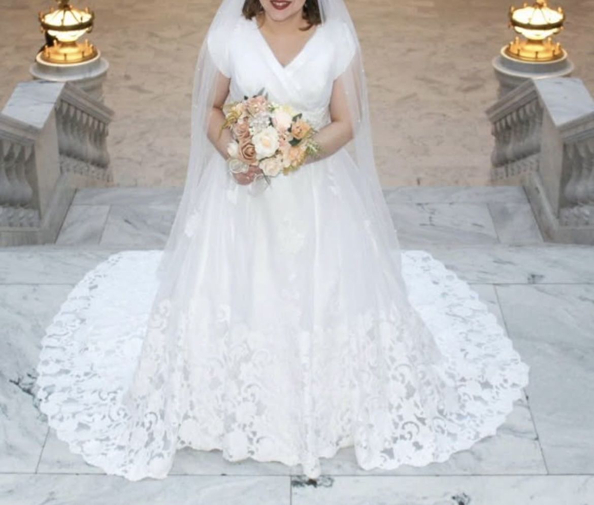 Allyse's Bridal White Lace Wedding Dress - Excellent Condition, V-Neck, Short Sleeve