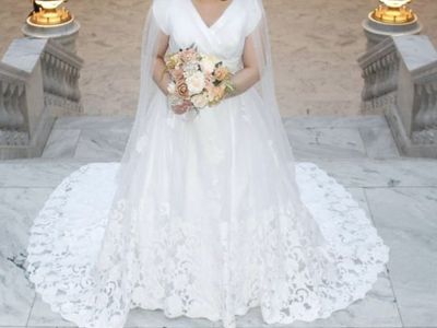 Allyse's Bridal White Lace Wedding Dress - Excellent Condition, V-Neck, Short Sleeve