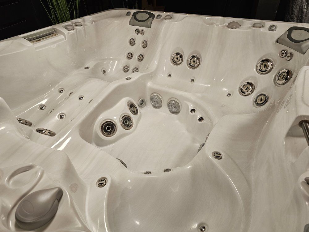 Sundance hot tub $3250