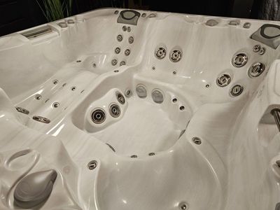 Sundance hot tub $3250