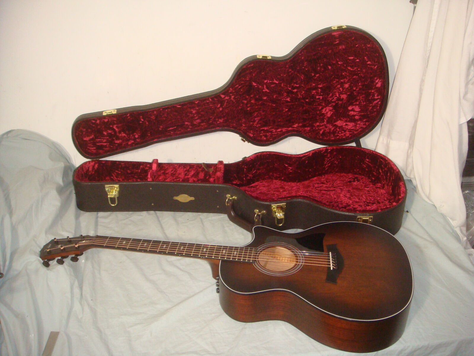 TAYLOR 324CE TROPICAL MAHOGANY GRAND AUDITORIUM ACOUSTIC-ELECTRIC GUITAR WITH HARD CASE