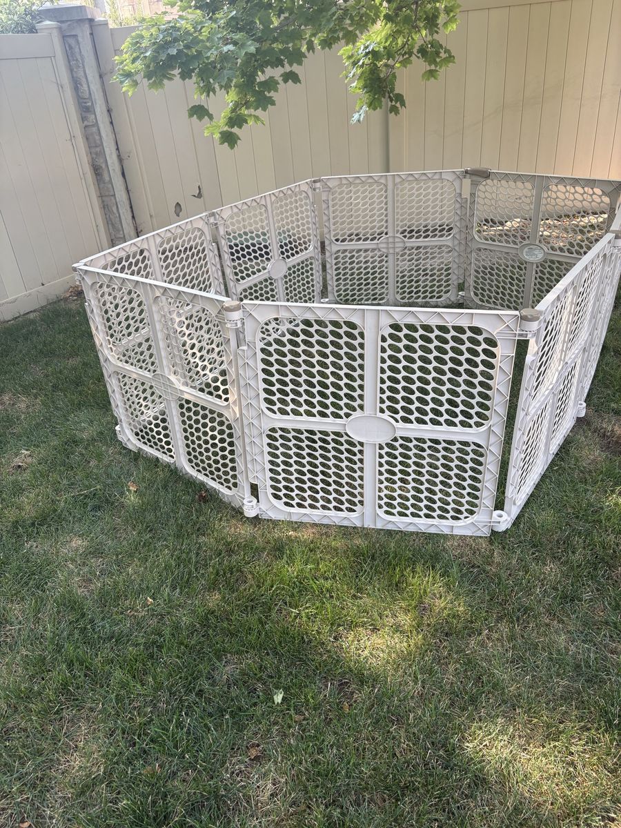 Extra Large Plastic Baby Playpen / Safety Gate perfect for safe puppy play 