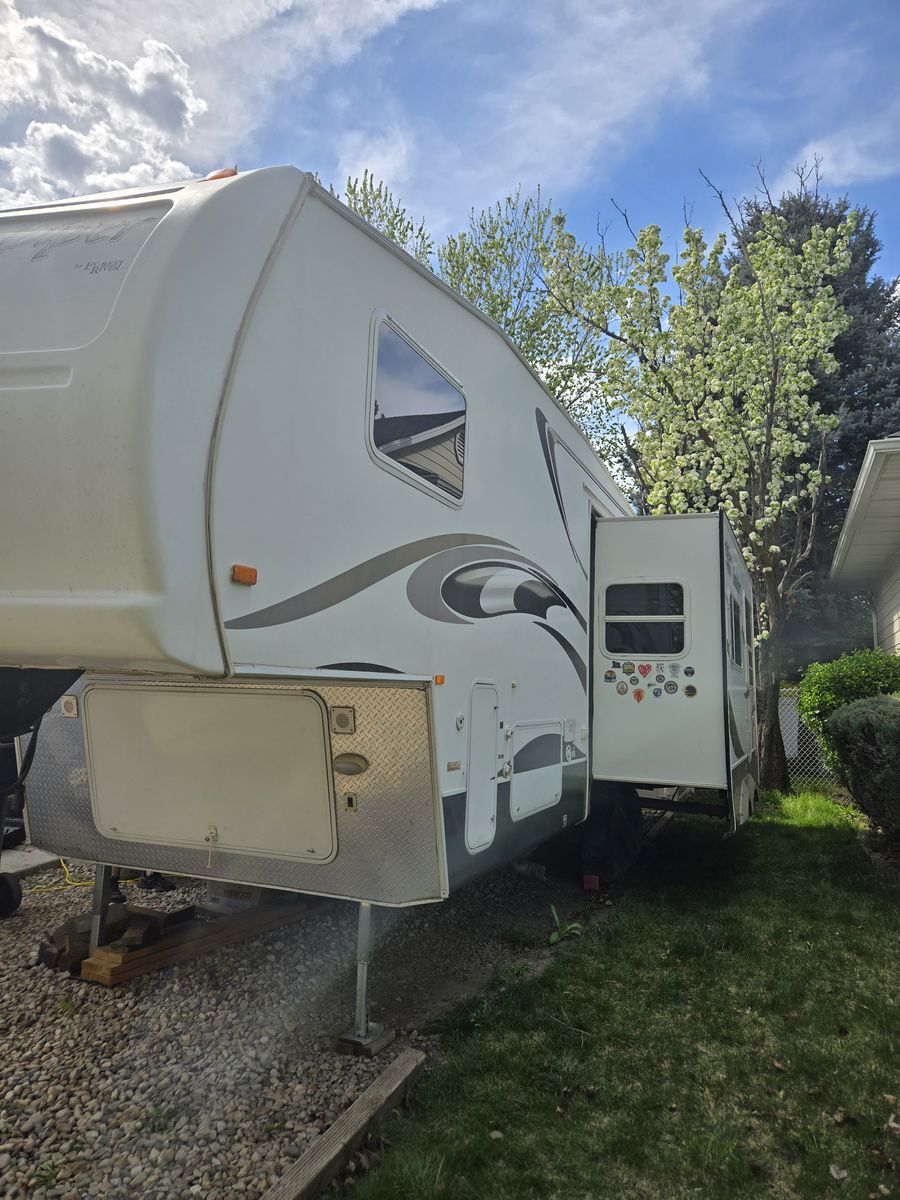 2006 28ft 5th Wheel with spacious living and rear kitchen