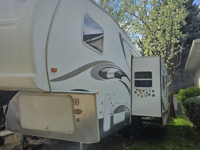 2006 28ft 5th (fifth) Wheel with spacious living and rear kitchen