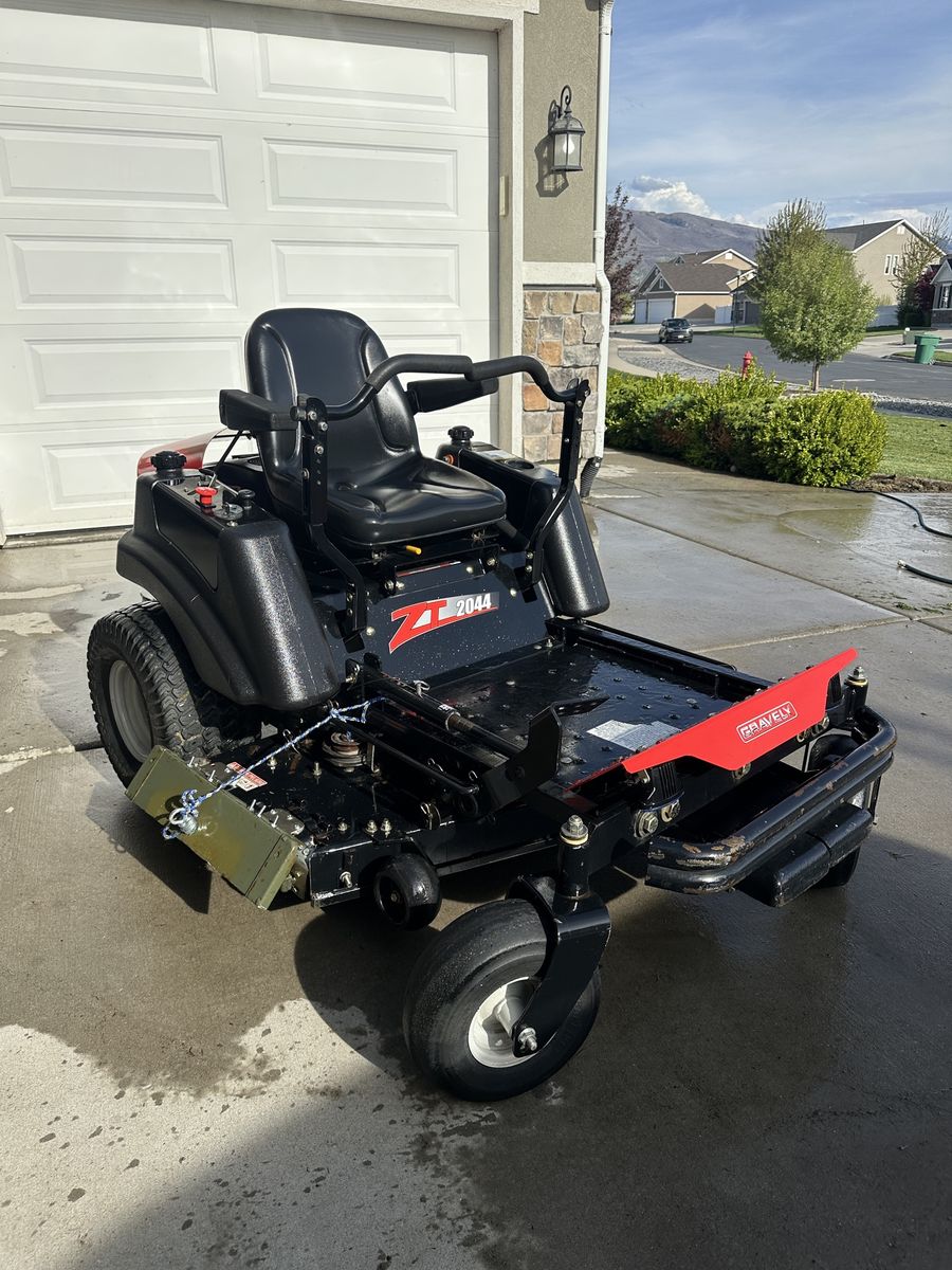 Gravely ZT 2044 Zero Turn Mower – 44” Fab Deck
