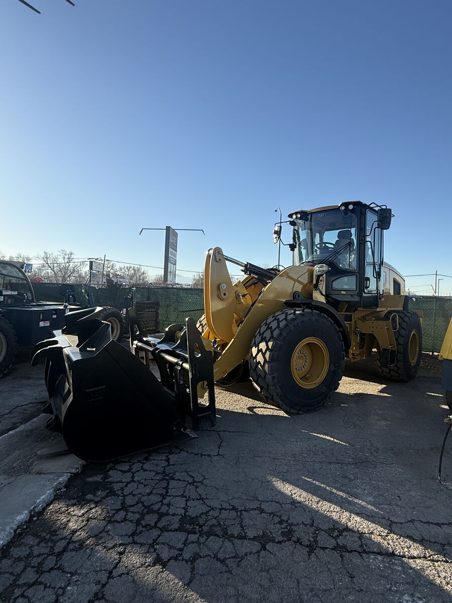 Cat 930 Loader for rent. 4wd Loader. 4+ yard bucket