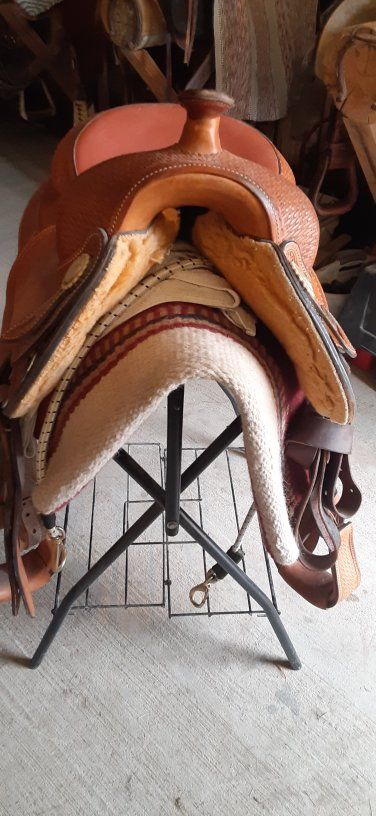 CRATES 15 in Roping saddle