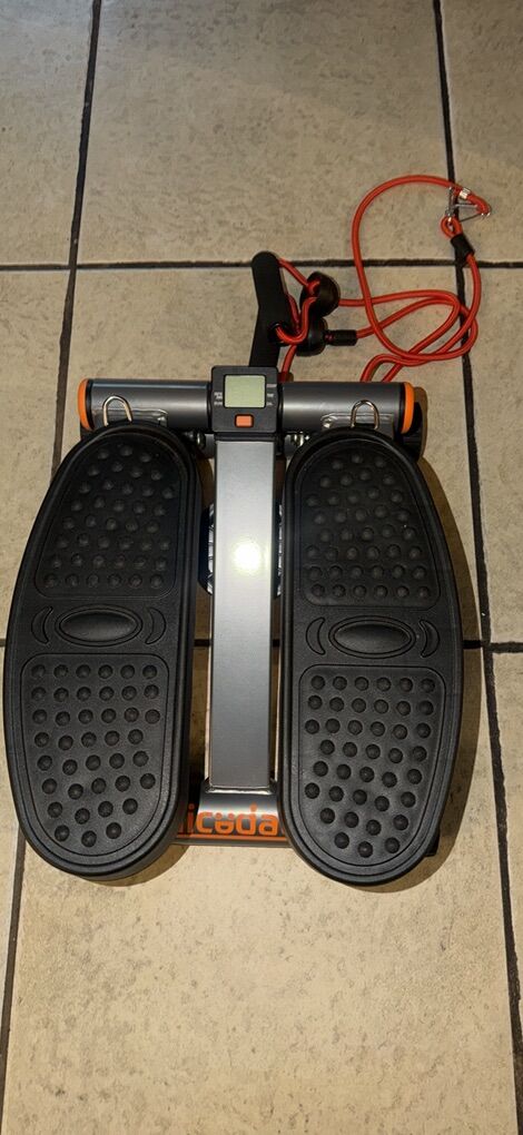 Stairstepper machine with resistance bands