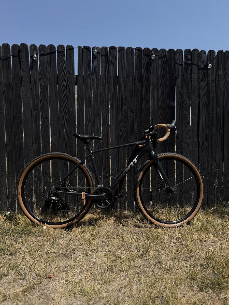 Giant 2023 Gravel Road Bike - Black with Tan Wall Maxxis Reaver Tires 