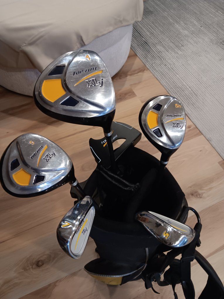 Top Flite XLj Junior Golf Club Set (1, 5h, 5, 7, S, & Putter)  with a black and yellow stand bag. Good Conditions!