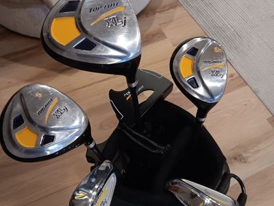 Top Flite XLj Junior Golf Club Set (1, 5h, 5, 7, S, & Putter) with a black and yellow stand bag. Good Conditions!