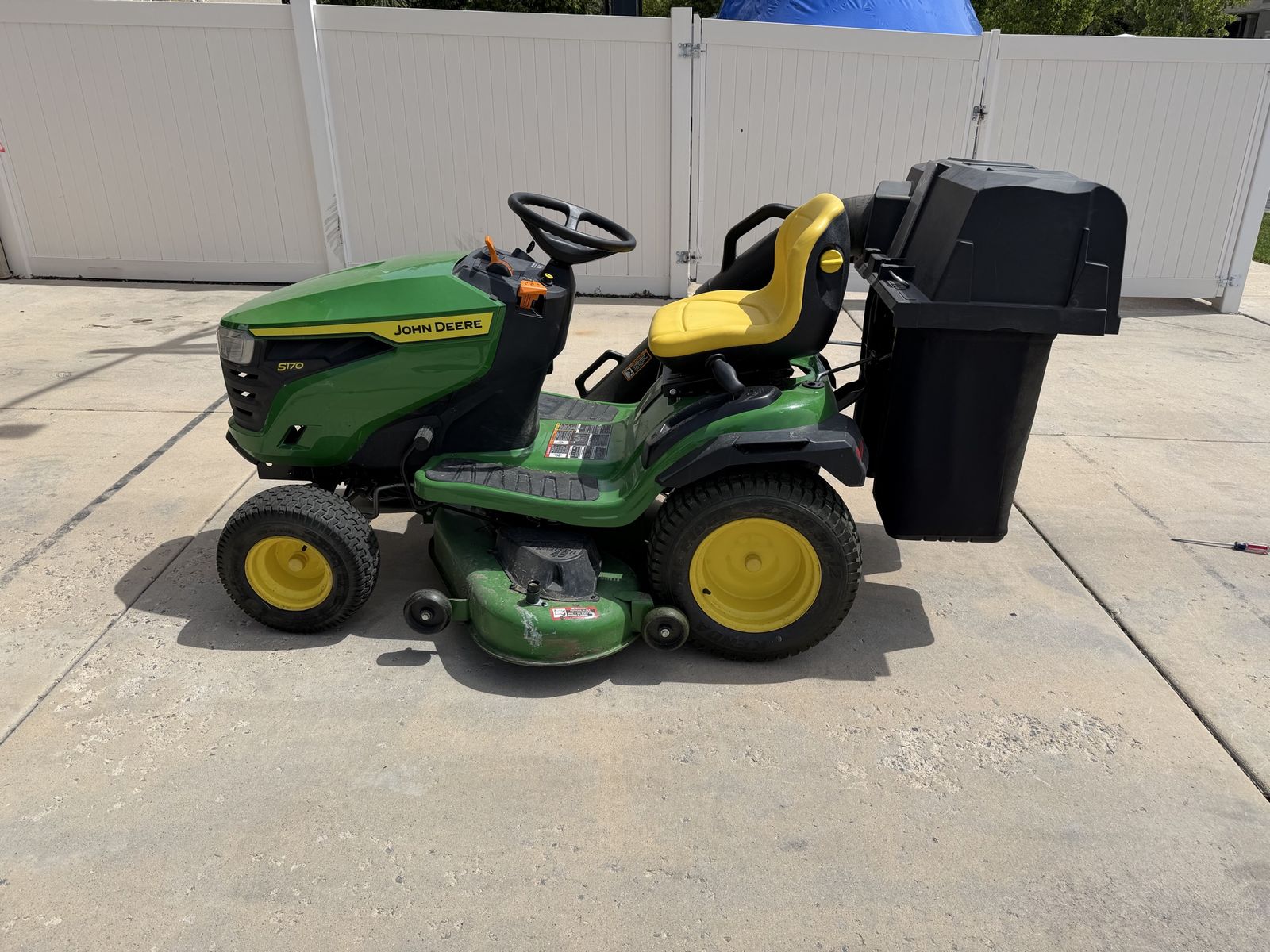 John Deere Riding Lawnmower S170 W/ Bagger