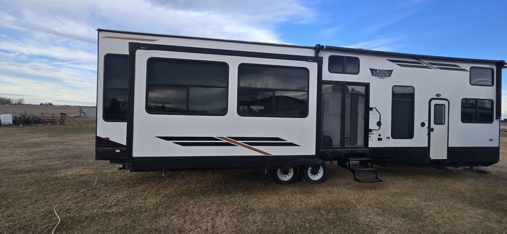 Grand Lodge camper