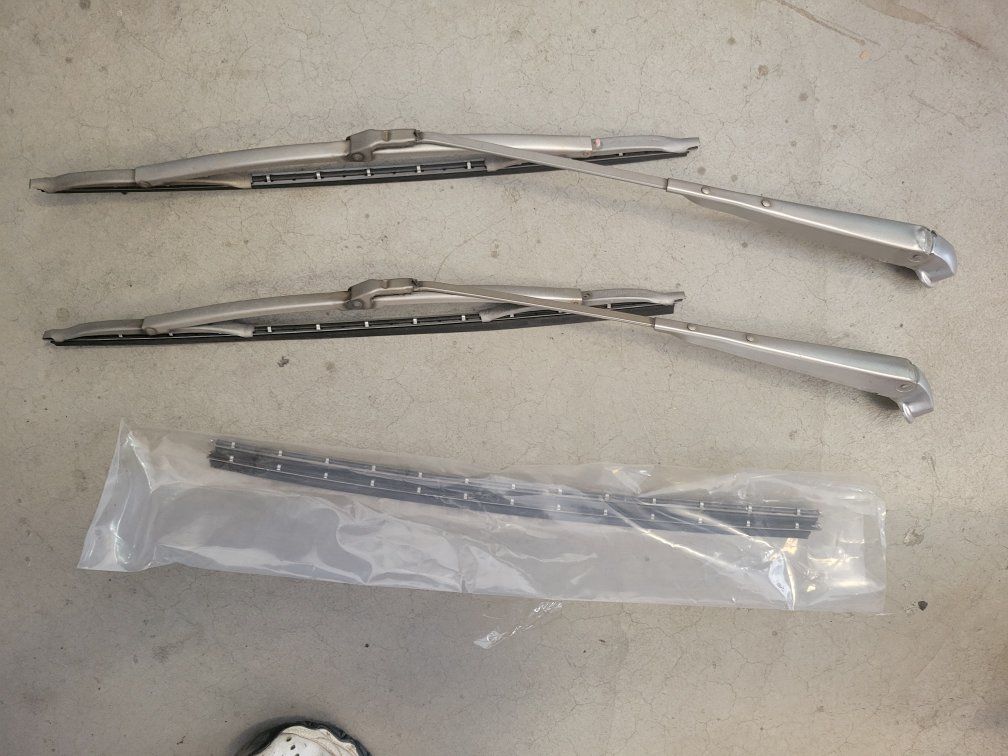 1969/70 Mustang windshield wiper arms and blades