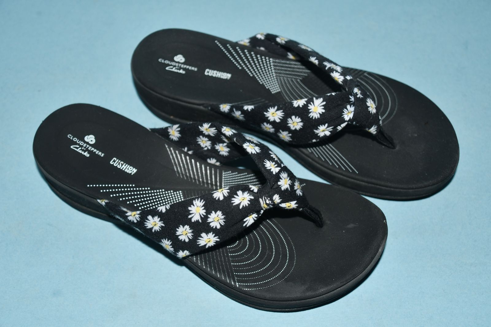 WOMEN'S CLARK'S "CLOUDSTEPPERS" SANDALS ~ SIZE 8 ~ DAISY FLOWER PATTERN ~ HEEL HEIGHT 1.75" ~ CLEAN ~ $10