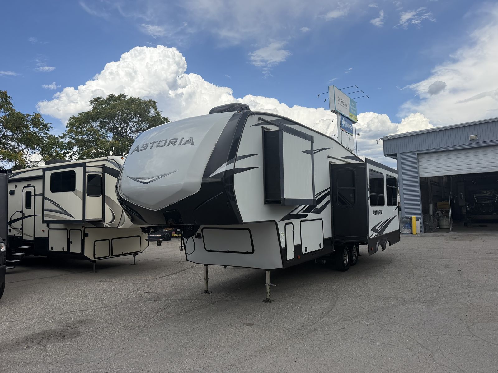 1/2 Ton Towable, Like New, Large Outside Kitchen, 2020 Dutchmen Astoria 2503REF Like Durango, Montana, Alpine, Cougar