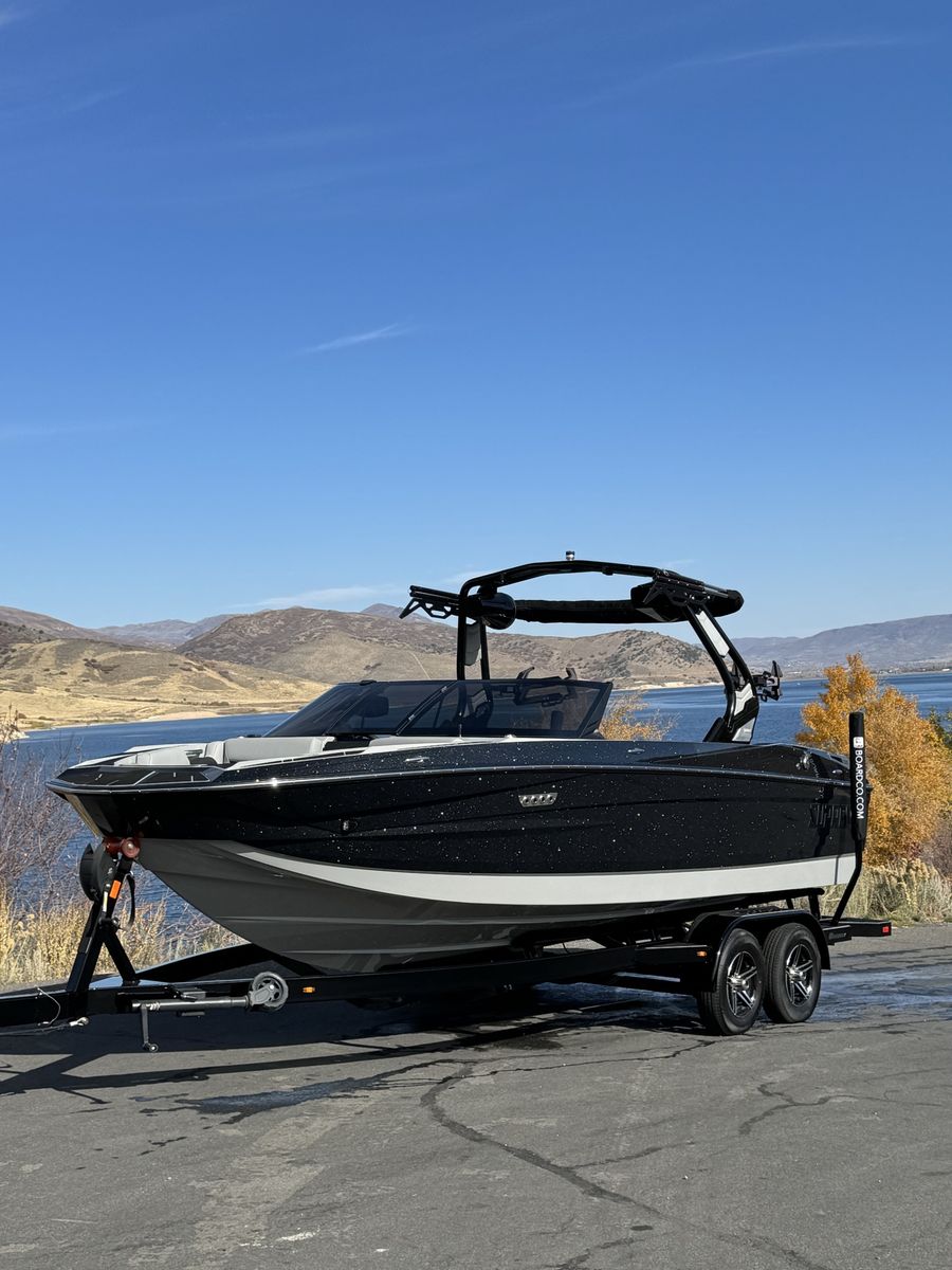 Supreme S220 Surf/Wake/Ski Boat