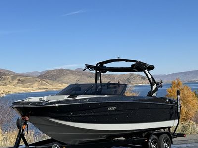 Supreme S220 Surf/Wake/Ski Boat