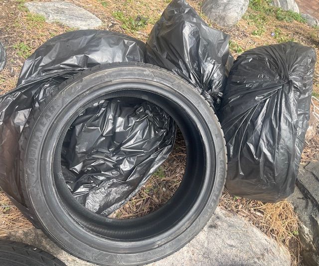 (4) 245/40/R19 Goodyear Ultra Grip snow tires