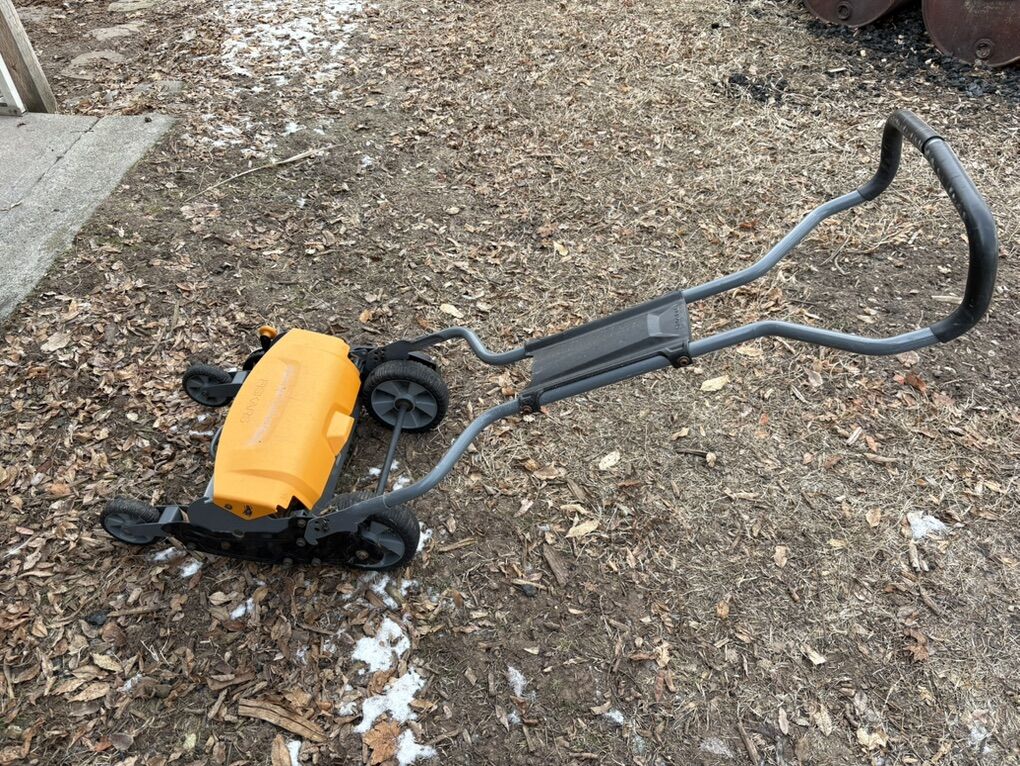 Fiskars Push Lawnmower