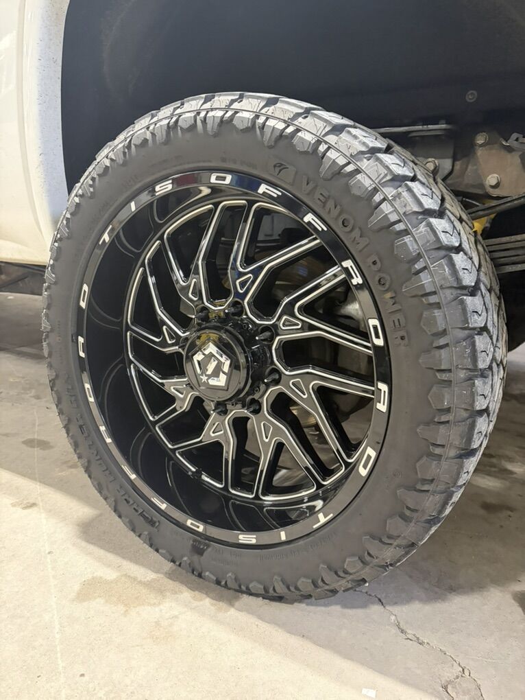 22x10 TIS 8x180 Wheels On 33/12.50r22 Tires